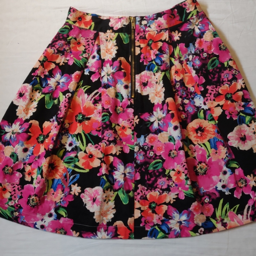 Very flattering! Floral pleated skirt w/ gold zip